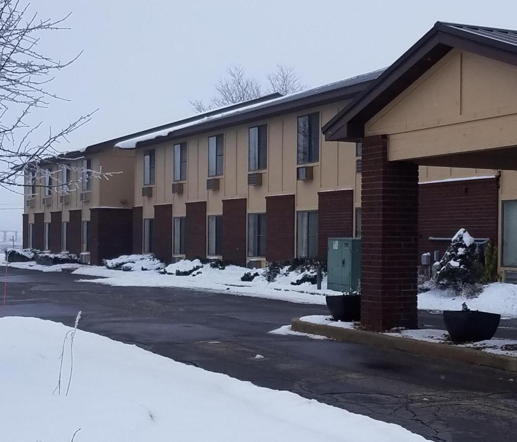 Amerivu Inn And Suites Shawano Wi Buitenkant foto