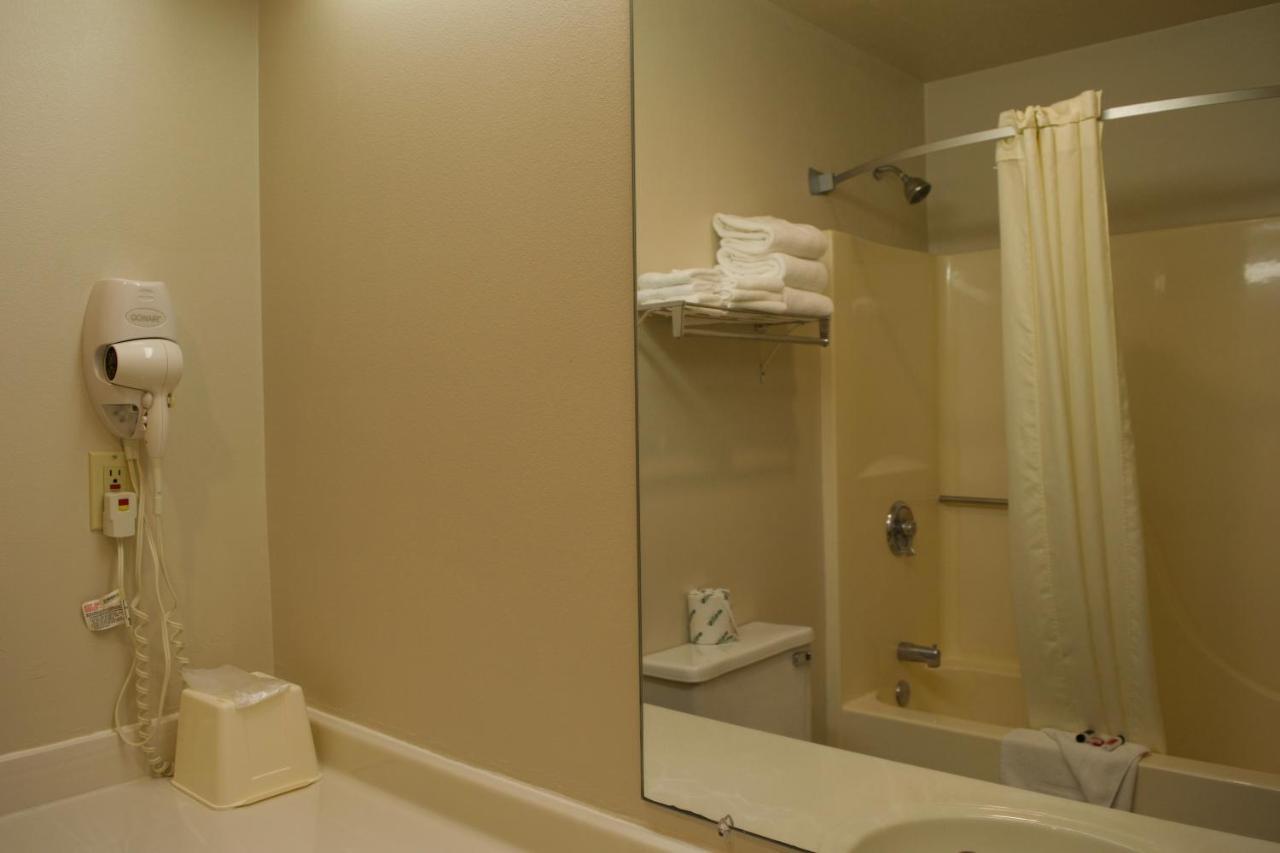 Amerivu Inn And Suites Shawano Wi Buitenkant foto