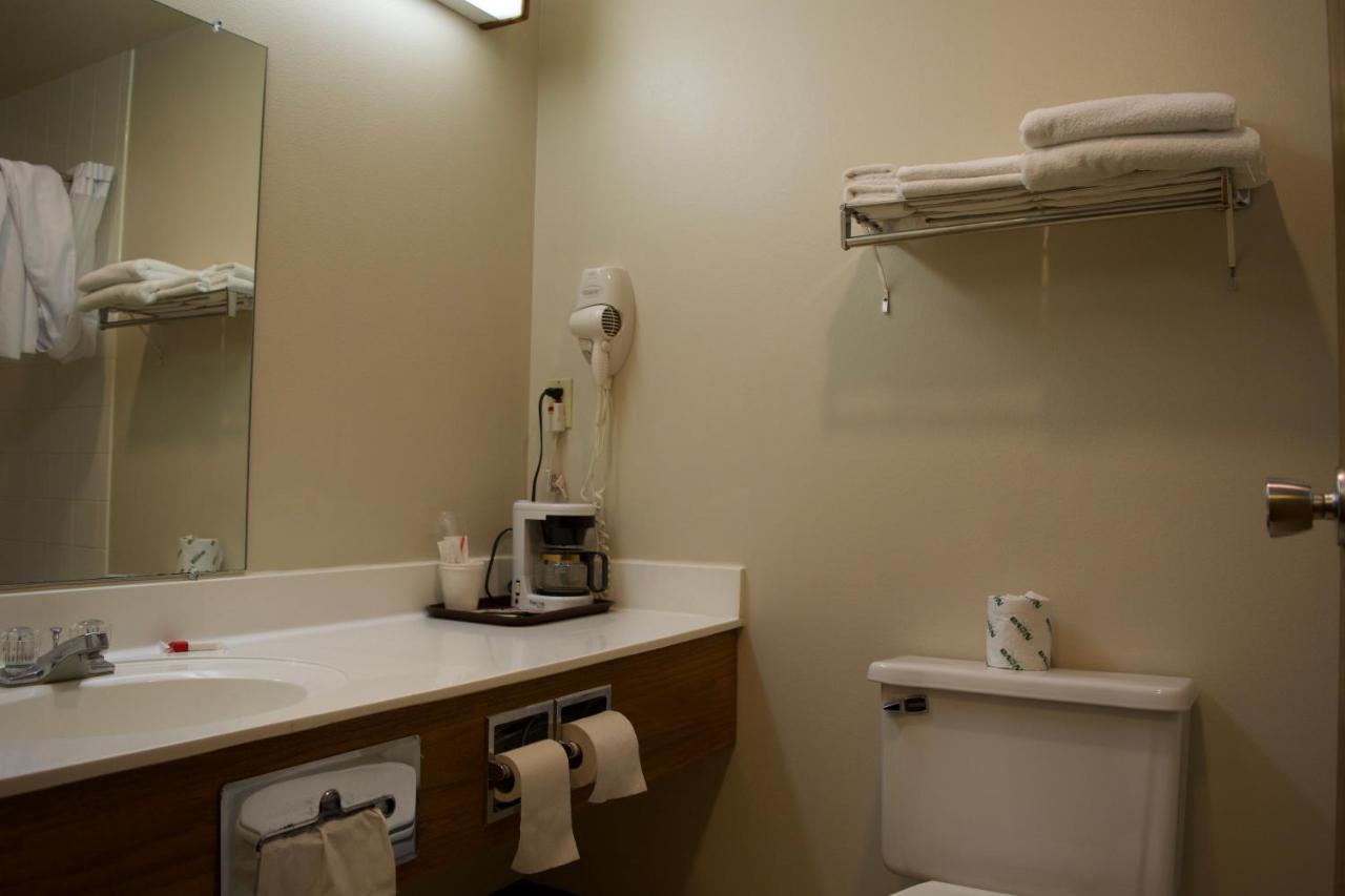 Amerivu Inn And Suites Shawano Wi Buitenkant foto