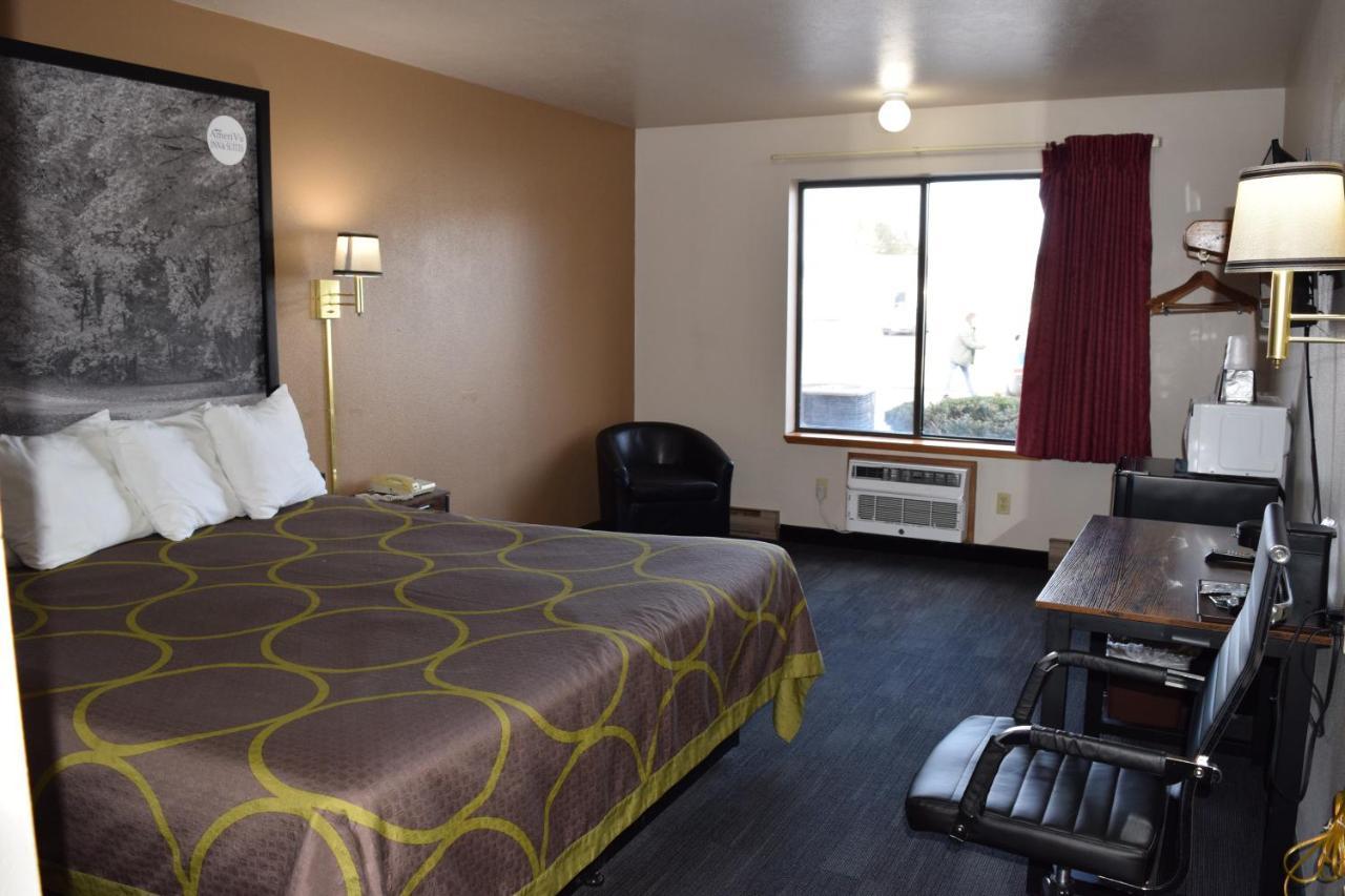 Amerivu Inn And Suites Shawano Wi Buitenkant foto