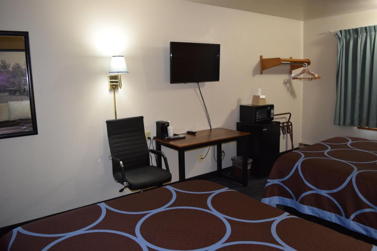 Amerivu Inn And Suites Shawano Wi Buitenkant foto