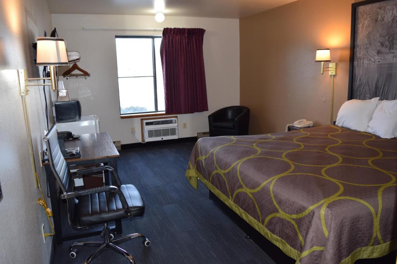 Amerivu Inn And Suites Shawano Wi Buitenkant foto