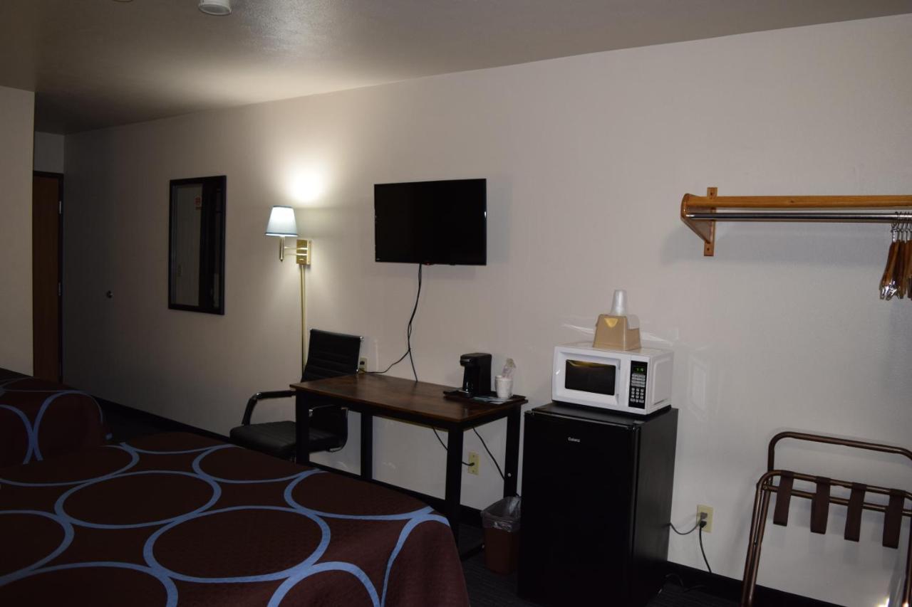 Amerivu Inn And Suites Shawano Wi Buitenkant foto