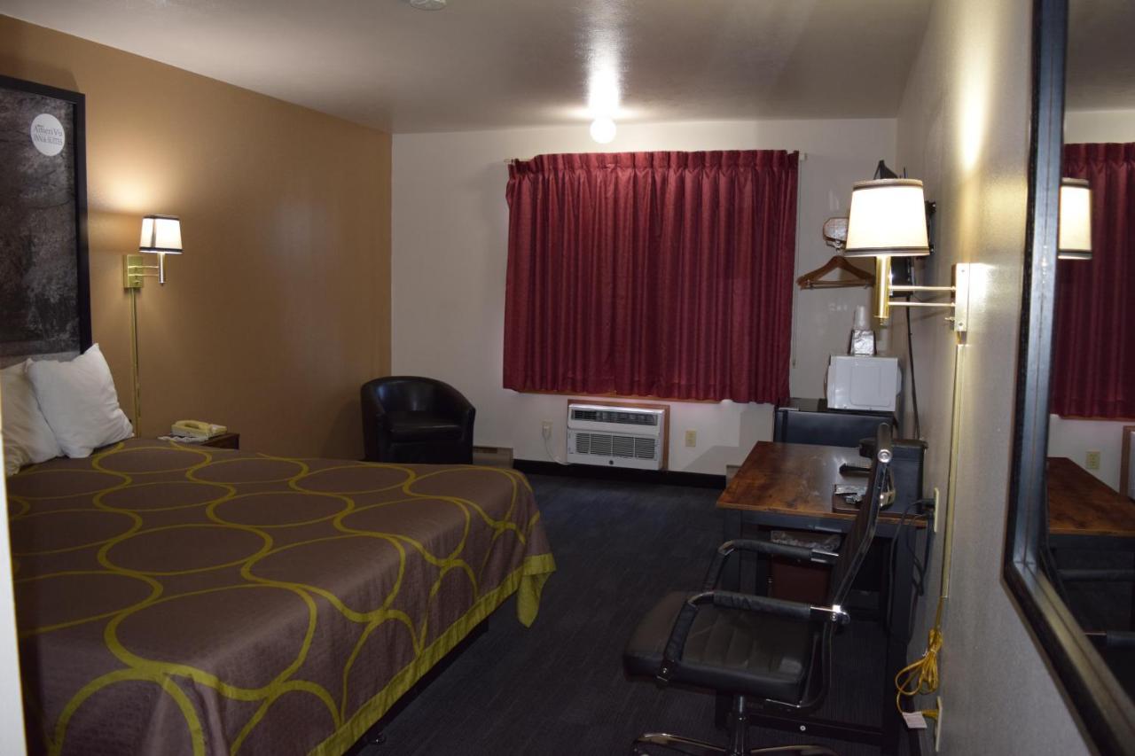 Amerivu Inn And Suites Shawano Wi Buitenkant foto